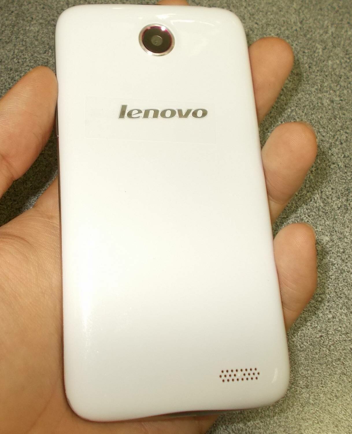 Телефон представлен и в белом цвете